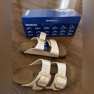 Birkenstock Arizona big golden buckle 2 straps sandals in pearl white color.